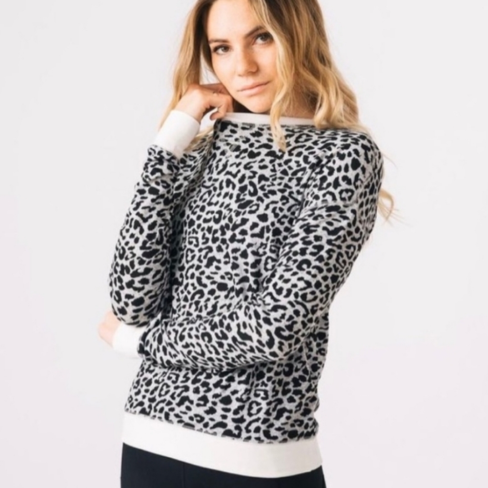 ZYIA Active Long Sleeve Snow Leopard Animal Print Sweatshirt Size M